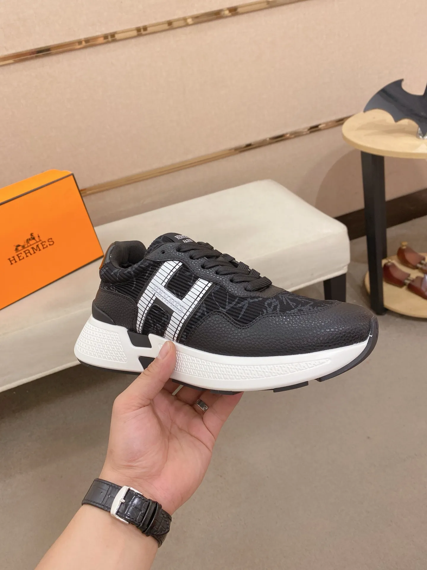 Factory price: 560💰《HERMES》【Classic Original Version】Hermès; Top 🔝 Purchasing Agency 🔍🔍Men's latest 🇺🇸 counters are on sale simultaneously, imported from Italy original ▲▲cowhide ▲▲ (high-end, nobility, class) ) Exquisite workmanship (Italian 🇮🇹 imported water-dyed 🐂 cowhide lining) sole: original sole provided by the original factory, ⚠️exclusive double-layer activity·TPR·rubber·combined molded outsole; super comfortable·wear-resistant·non-slip·environmental protection The real thing is more beautiful if you take the real thing (high quality, follow the order). You can enter and exit the counter at will * Number of yards: 38-44 (45 can be customized and cannot be returned or exchanged)